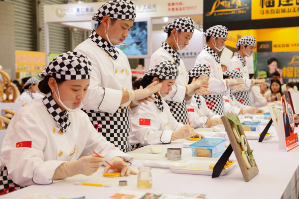【石家庄新东方助力上海烘焙展】一场绝密的花样美食秀，吃货们都疯狂了！