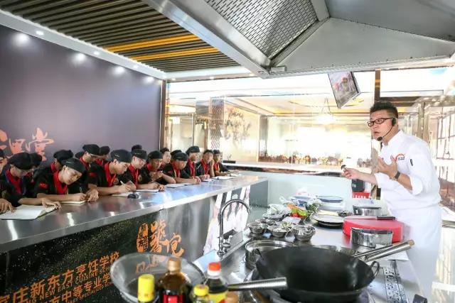 石家庄新东方烹饪学校为您报道：京城名厨唐习鹏空降新东方，燃爆校园！
