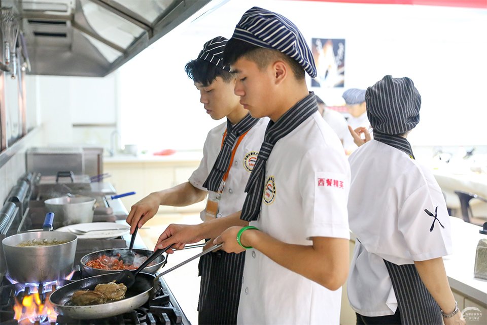 石家庄新东方烹饪学校：想学厨师，我们该怎样选择职业厨师培训学校?