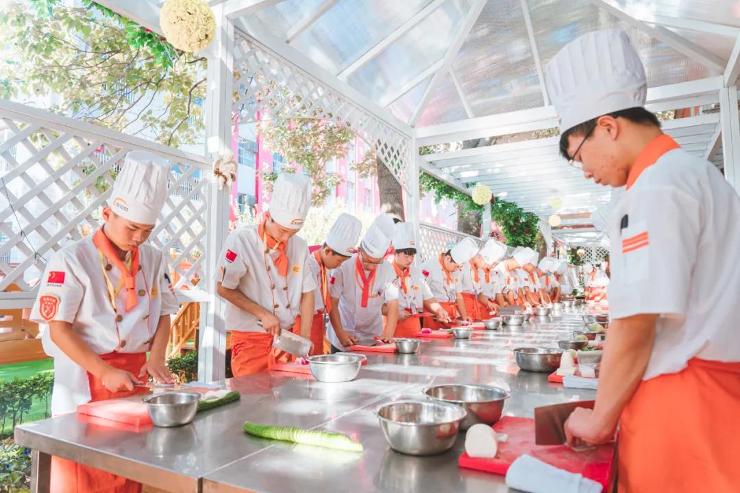 在河北新东方烹饪技工学校学烹饪，是一件很幸福的事情！