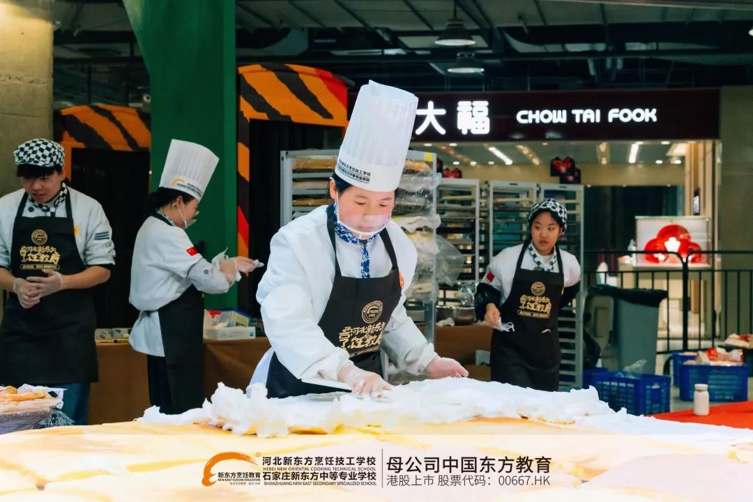 河北新东方亮相西美花街九周年庆典，巨型西点蛋糕展现烘焙技艺！